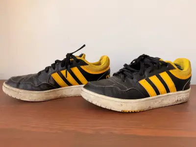 Zapatillas Adidas negras y amarillas 41 - miniatura 2