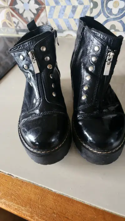 Botines de cuero negro con cierre y tachas - miniatura 1