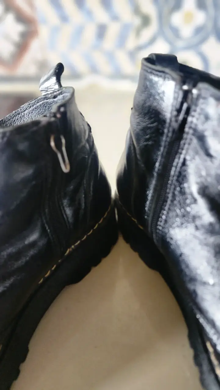 Botines de cuero negro con cierre y tachas - 2