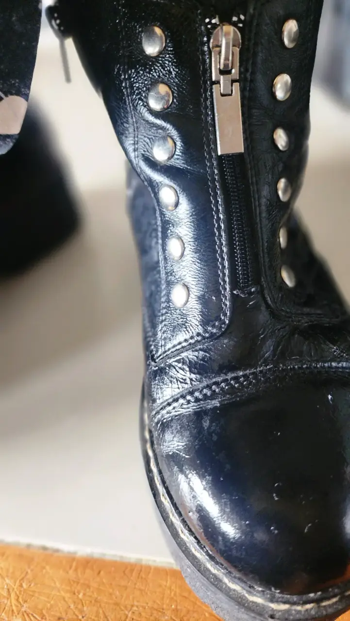 Botines de cuero negro con cierre y tachas - 3
