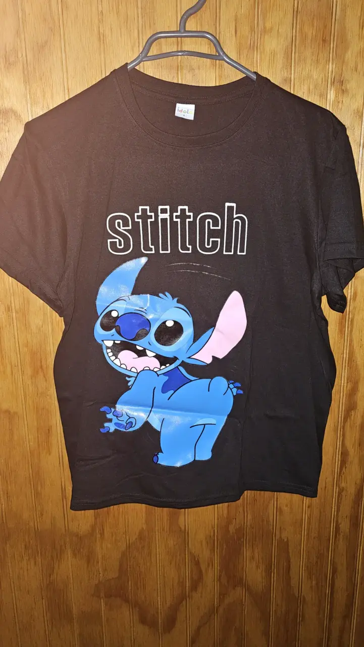 Polera negra con diseño de Stitch