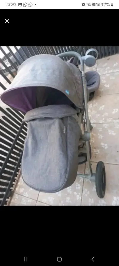 Coche de bebé gris con silla de auto - miniatura 1