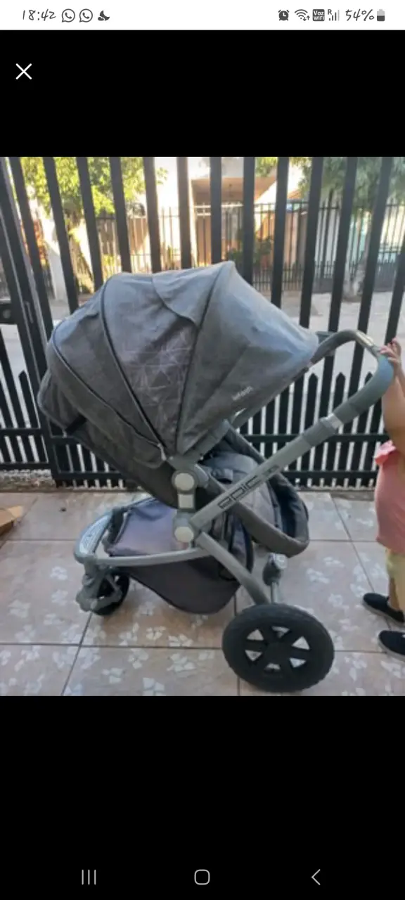 Coche de bebé gris con silla de auto - 2