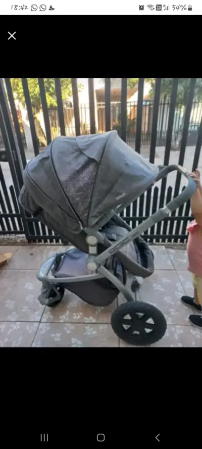 Coche de bebé gris con silla de auto - miniatura 2
