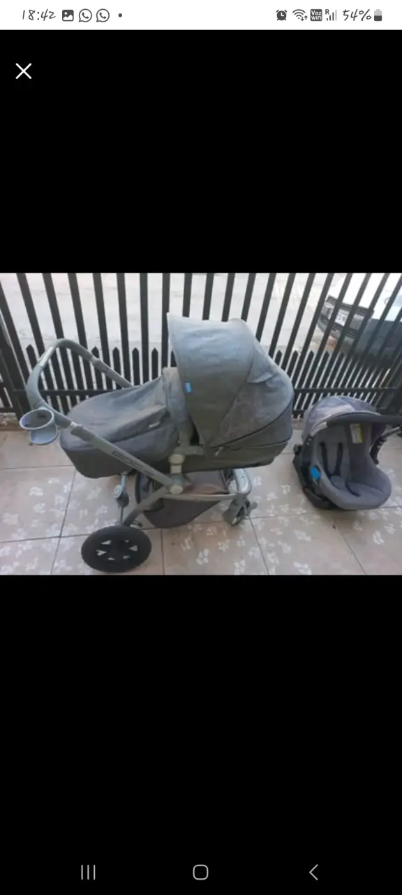Coche de bebé gris con silla de auto - 3