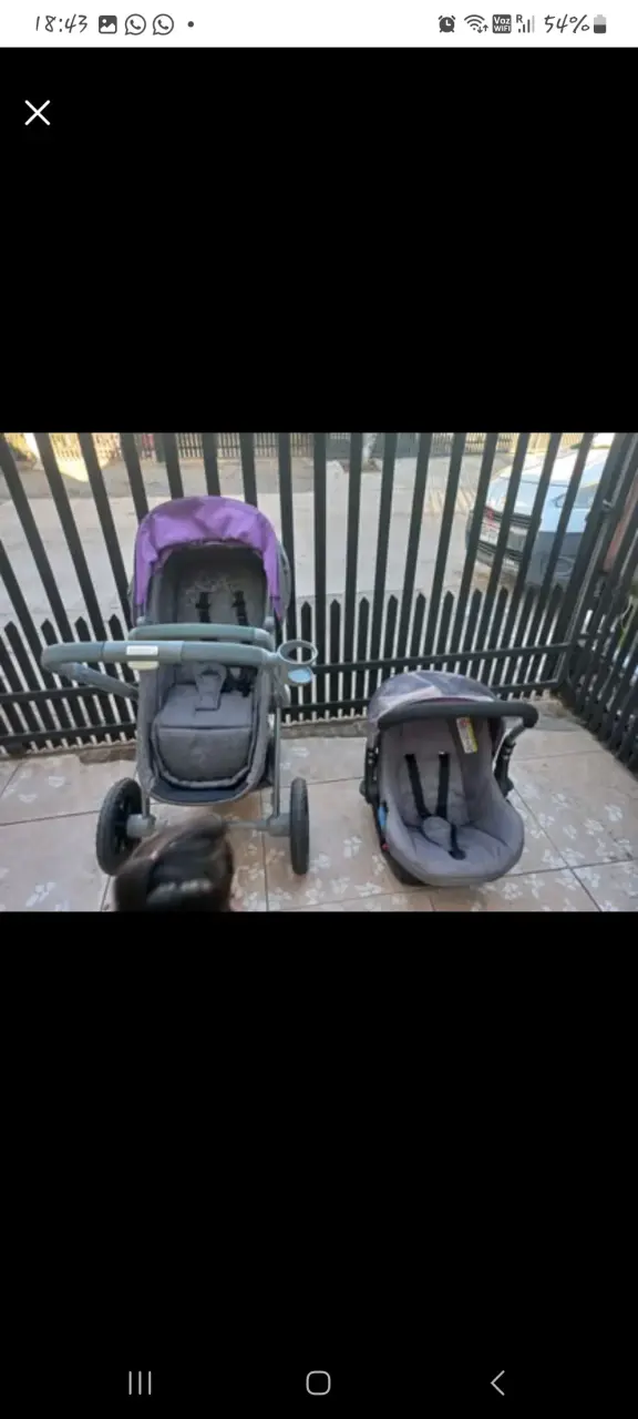 Coche de bebé gris con silla de auto - 4