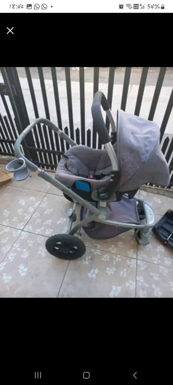 Coche de bebé gris con silla de auto - 5