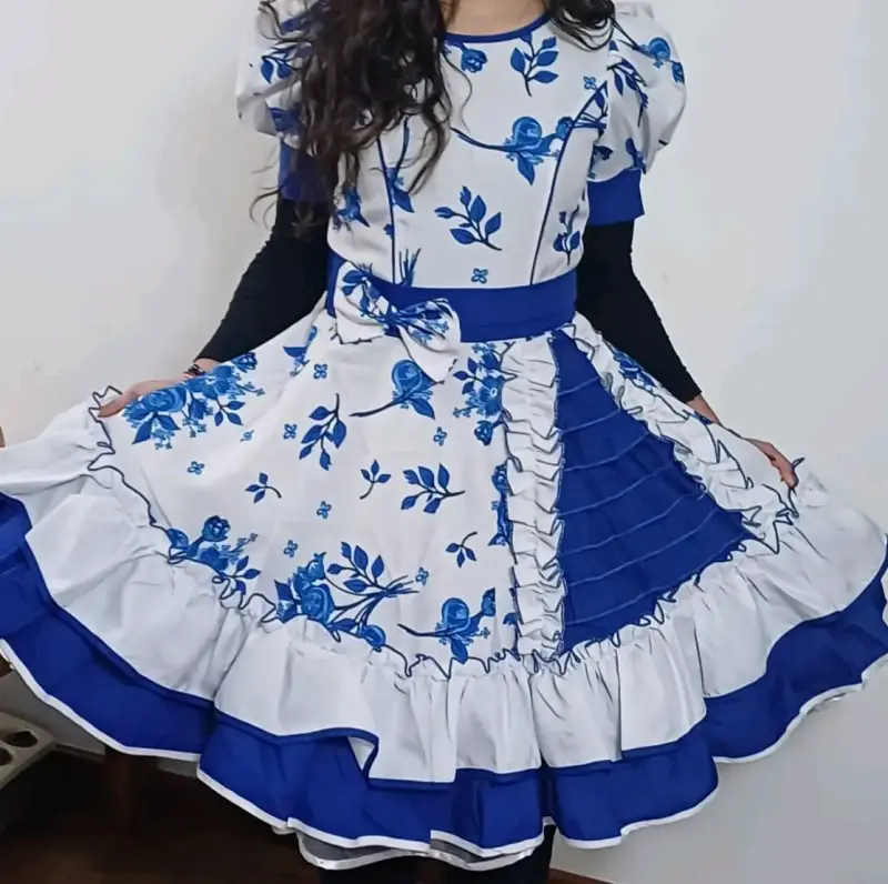 Vestido de huasa azul y blanco con volantes