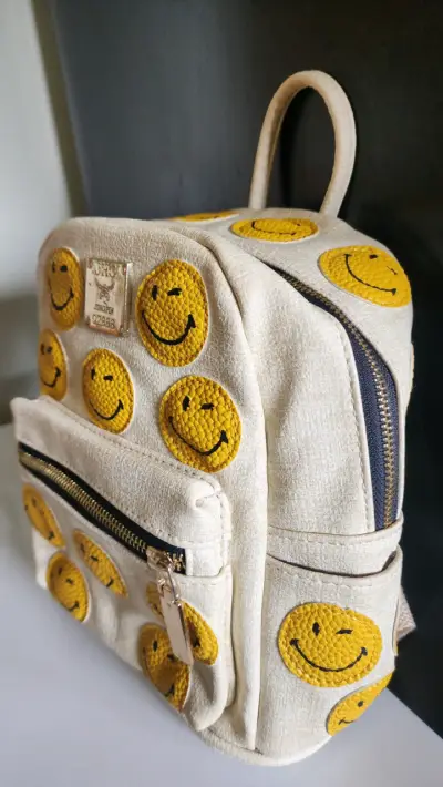 Mochila beige con emojis sonrientes - miniatura 2