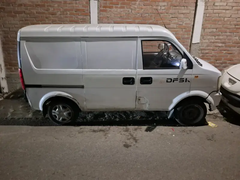 Camioneta DFSK blanca en buen estado