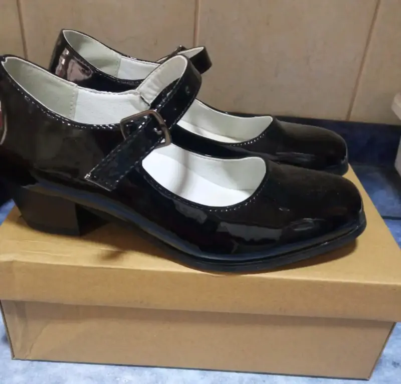 Zapatos de charol negro con hebilla para mujer - 1