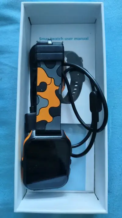 Smartwatch deportivo negro y naranja con funciones avanzadas - miniatura 2