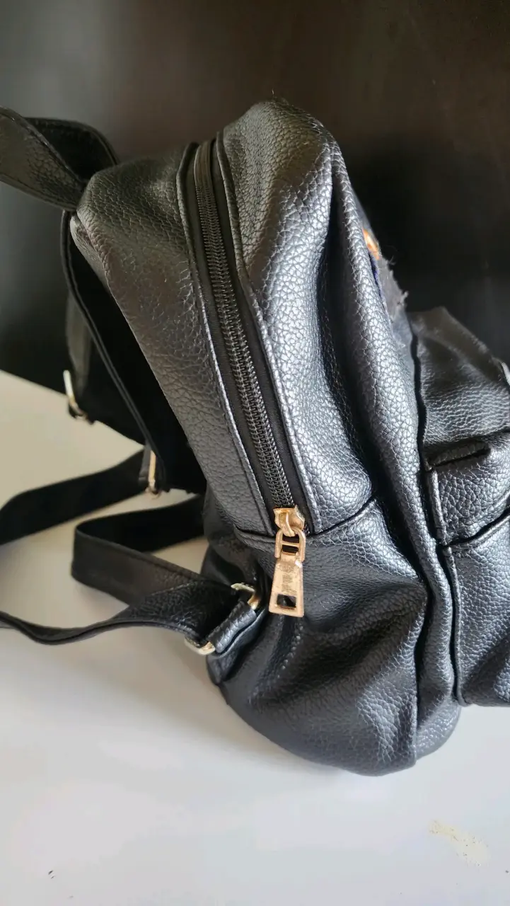 Mochila negra con parches decorativos - 2