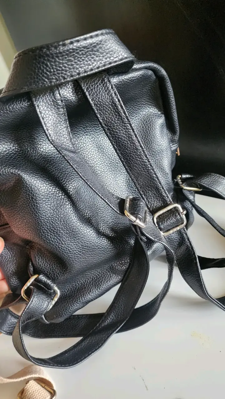 Mochila negra con parches decorativos - 3