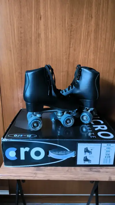 Patines de Cuatro Ruedas Negros Talla 39 - miniatura 1