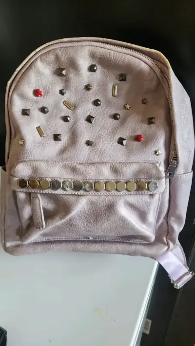Mochila de cuero sintético con tachas decorativas - miniatura 1
