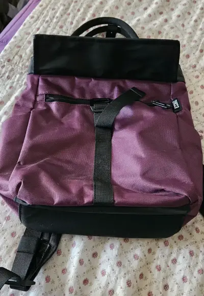 Mochila morada con múltiples compartimentos - miniatura 1