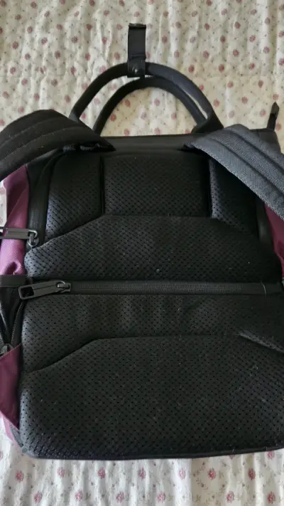 Mochila morada con múltiples compartimentos - miniatura 2