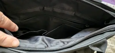 Mochila morada con múltiples compartimentos - miniatura 3