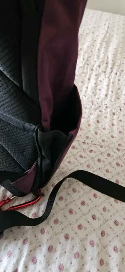 Mochila morada con múltiples compartimentos - miniatura 4