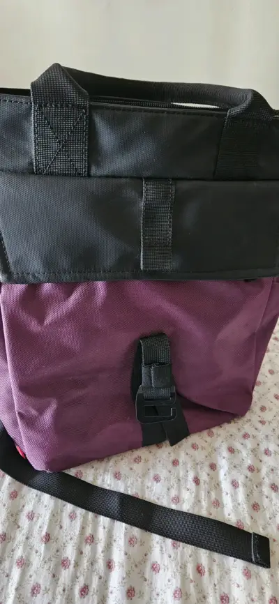 Mochila morada con múltiples compartimentos - miniatura 5