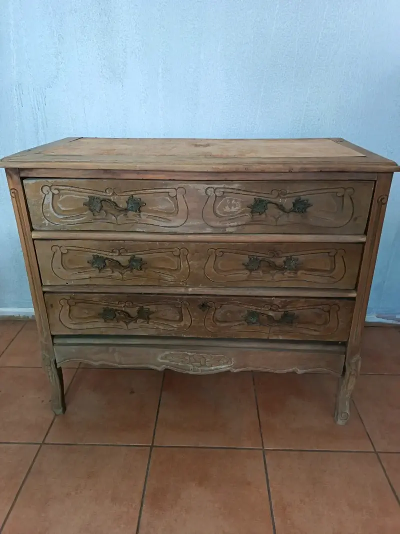 Cómoda de madera vintage con tres cajones - 1