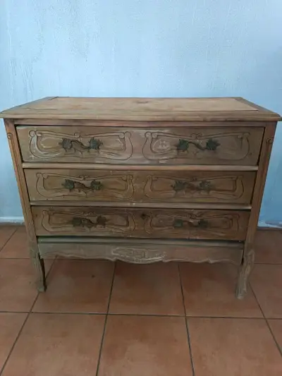 Cómoda de madera vintage con tres cajones - miniatura 1