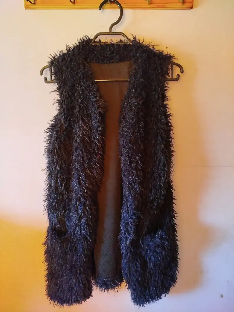 Chaleco de peluche negro para mujer