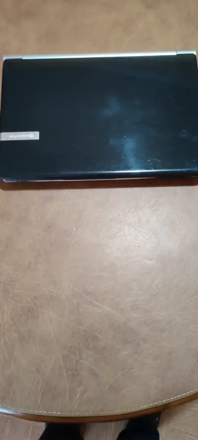 Laptop Packard Bell Intel Pentium en buen estado - miniatura 3