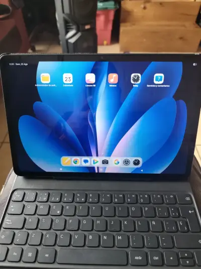 Tablet con teclado desmontable y funda protectora - miniatura 1