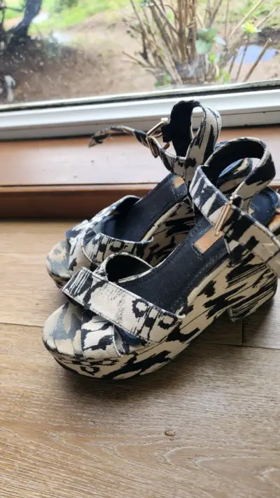Sandalias de Plataforma con Estampado Animal Print - miniatura 1