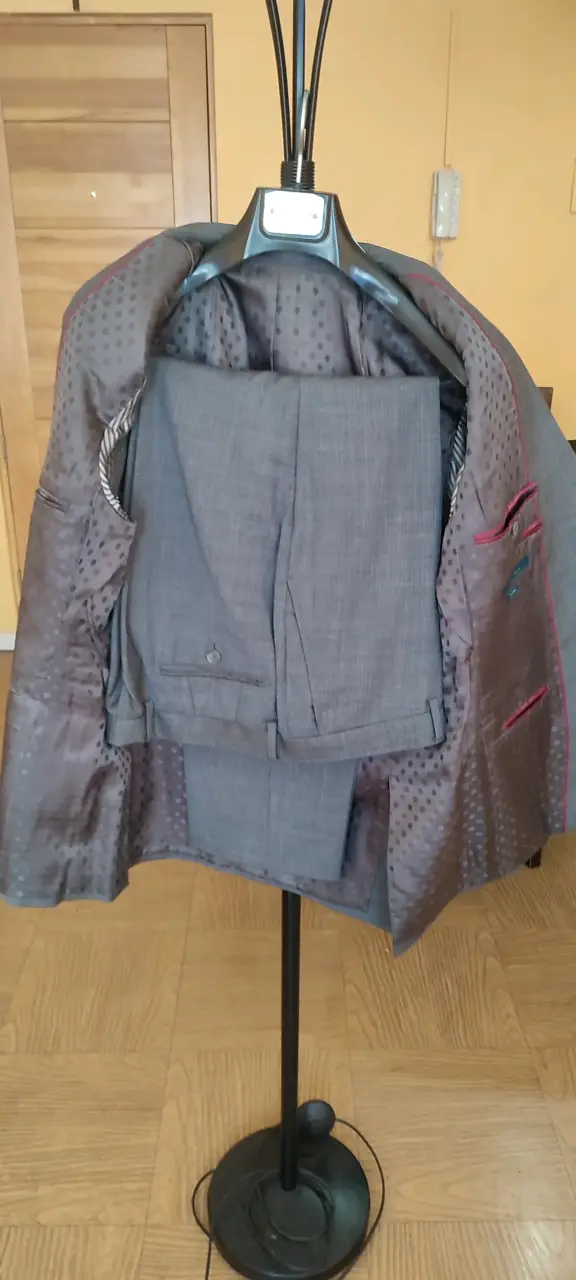 Traje gris para hombre en buen estado - 1
