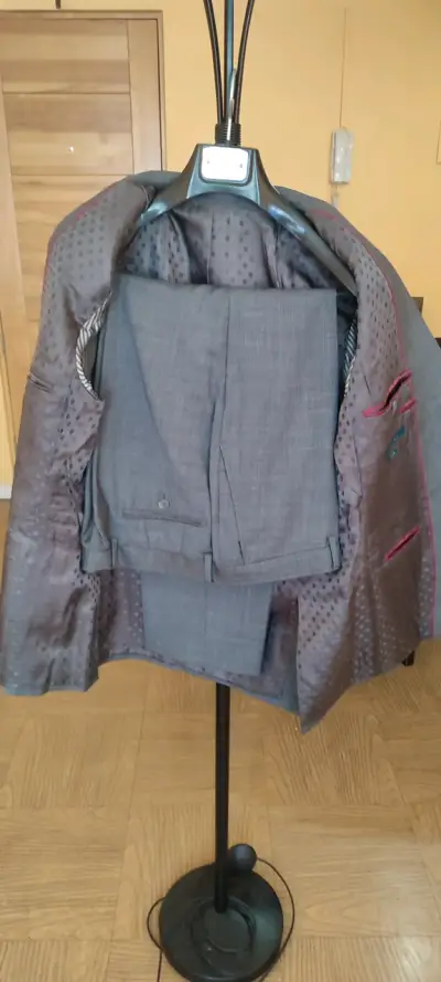 Traje gris para hombre en buen estado - miniatura 1