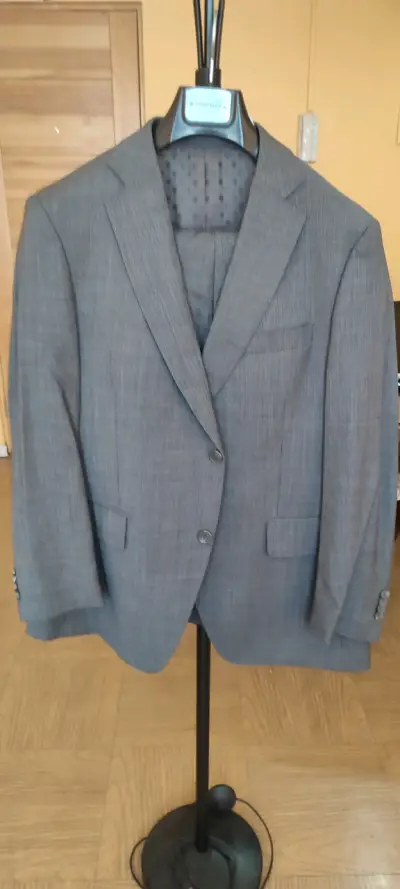 Traje gris para hombre en buen estado - miniatura 2