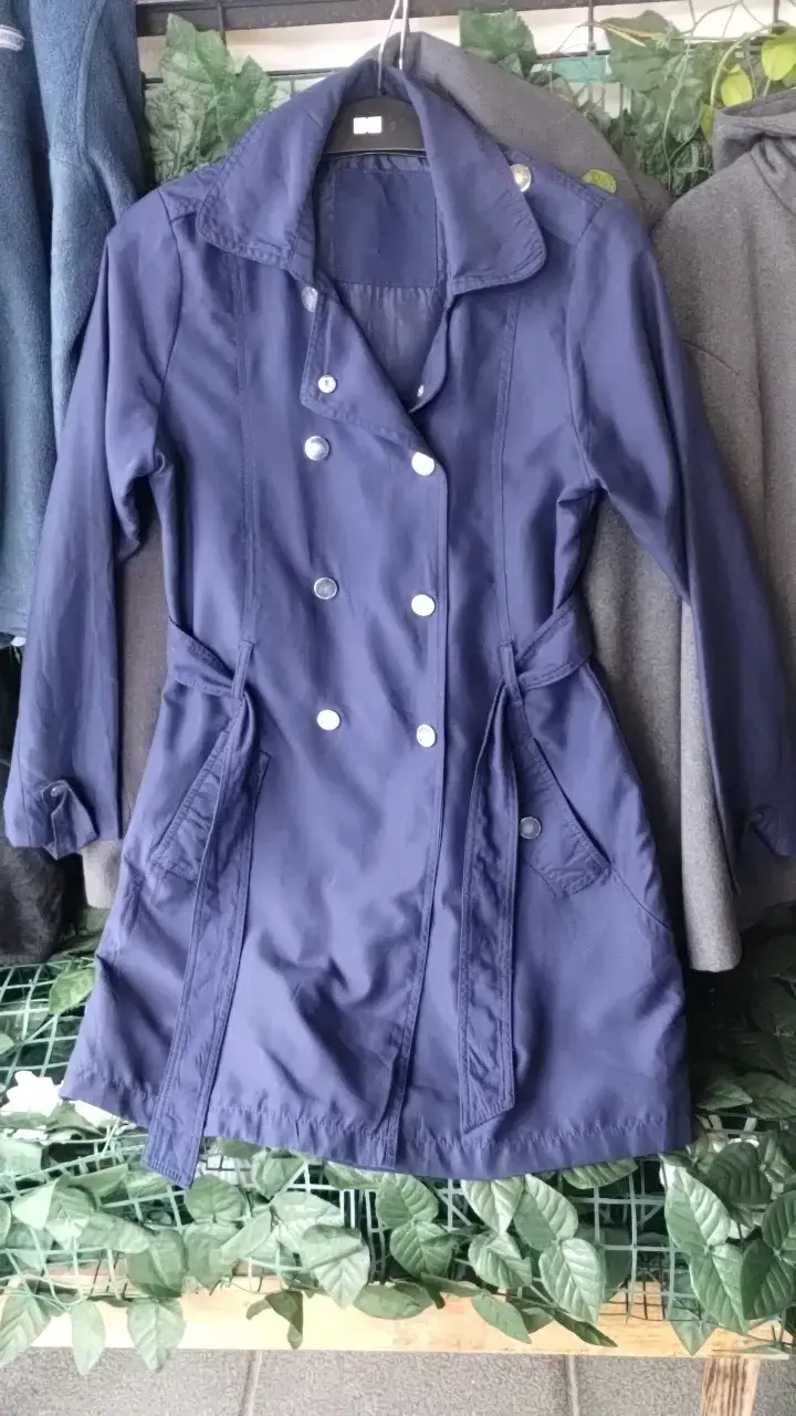 Abrigo azul marino con botones dobles