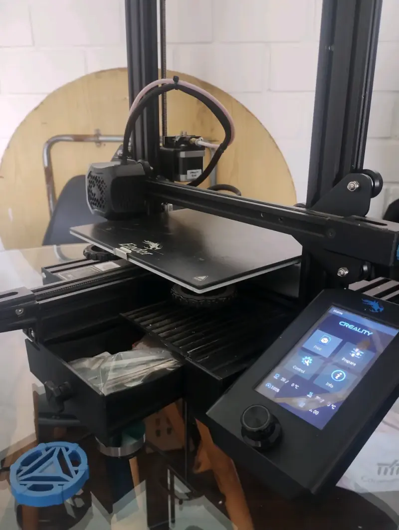 Impresora 3D Creality Ender 3v2 con filamentos - 3