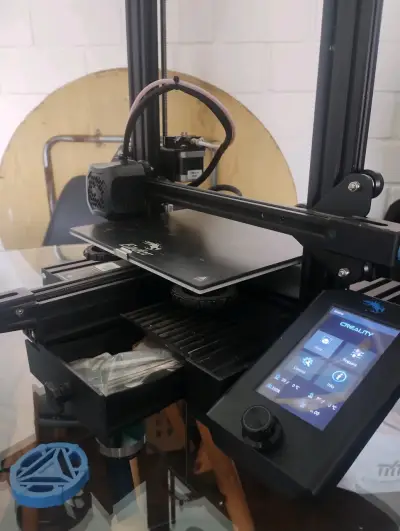 Impresora 3D Creality Ender 3v2 con filamentos - miniatura 3