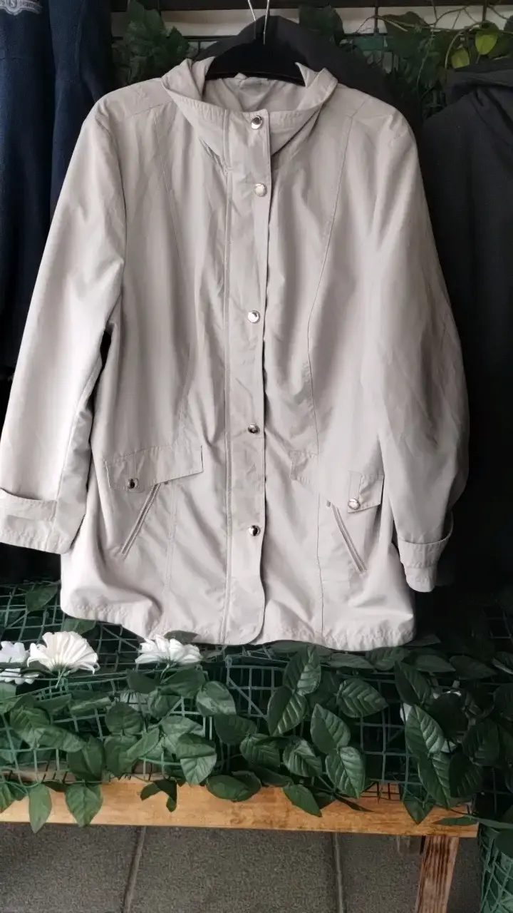 Chaqueta impermeable beige para mujer