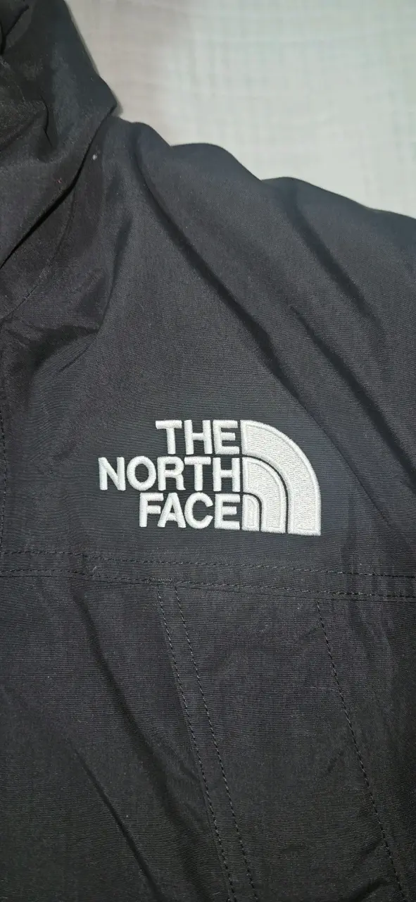 Parka negra con capucha de The North Face - 4