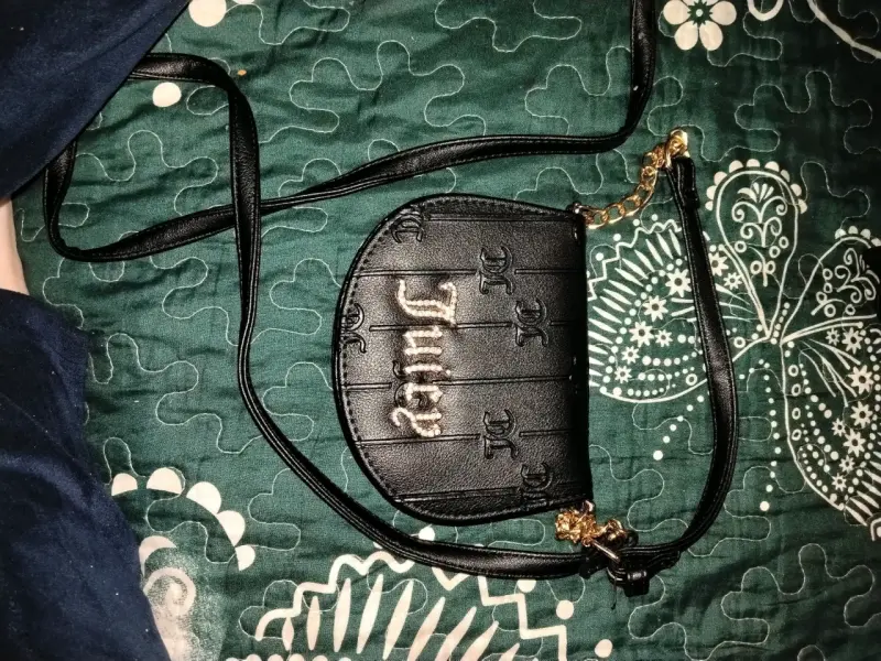 Cartera cruzada negra Juicy Couture con cadena dorada - 1