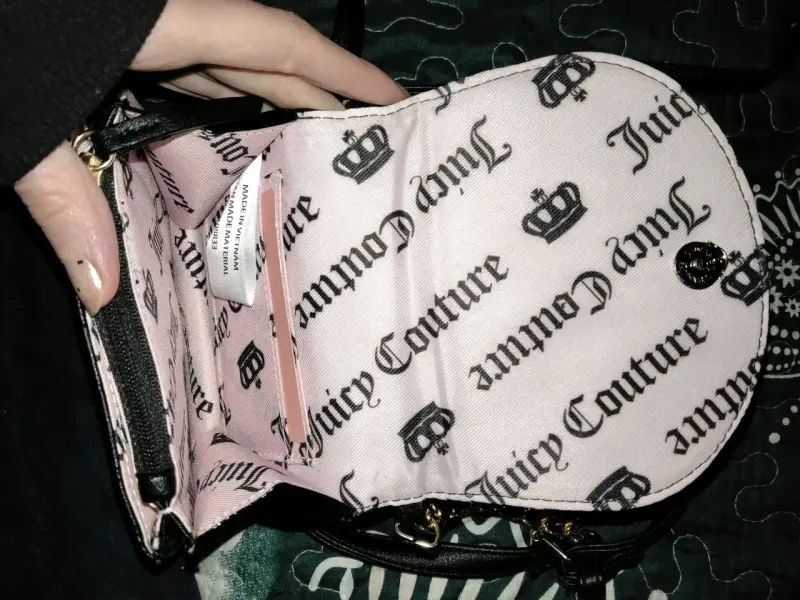 Cartera cruzada negra Juicy Couture con cadena dorada - 2