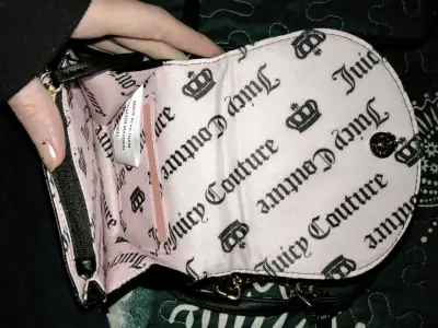 Cartera cruzada negra Juicy Couture con cadena dorada - miniatura 2