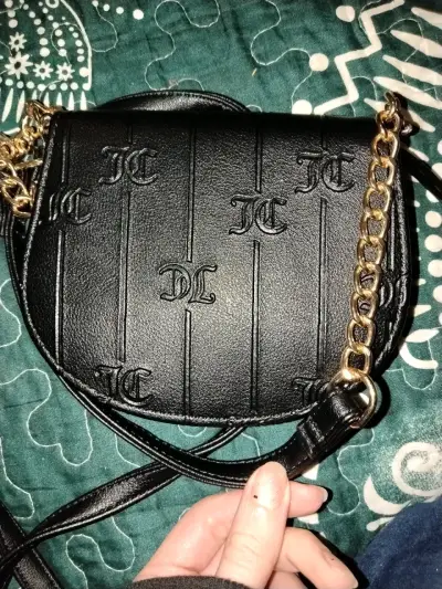 Cartera cruzada negra Juicy Couture con cadena dorada - miniatura 3