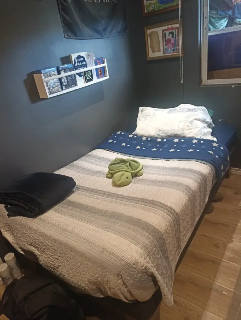Cama individual con colchón y ropa de cama - 1