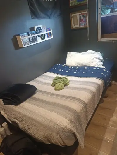 Cama individual con colchón y ropa de cama - miniatura 1