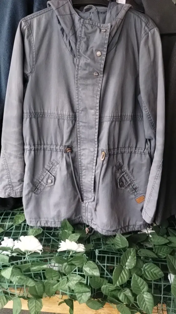 Parka gris con capucha para mujer