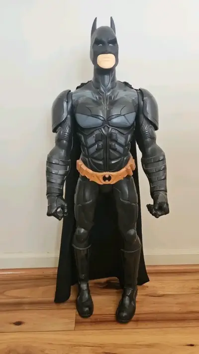 Figura de acción Batman con capa negra - miniatura 1