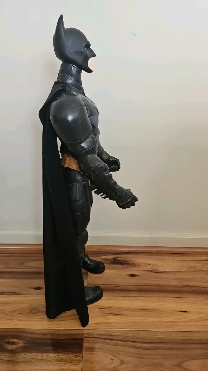 Figura de acción Batman con capa negra - 2