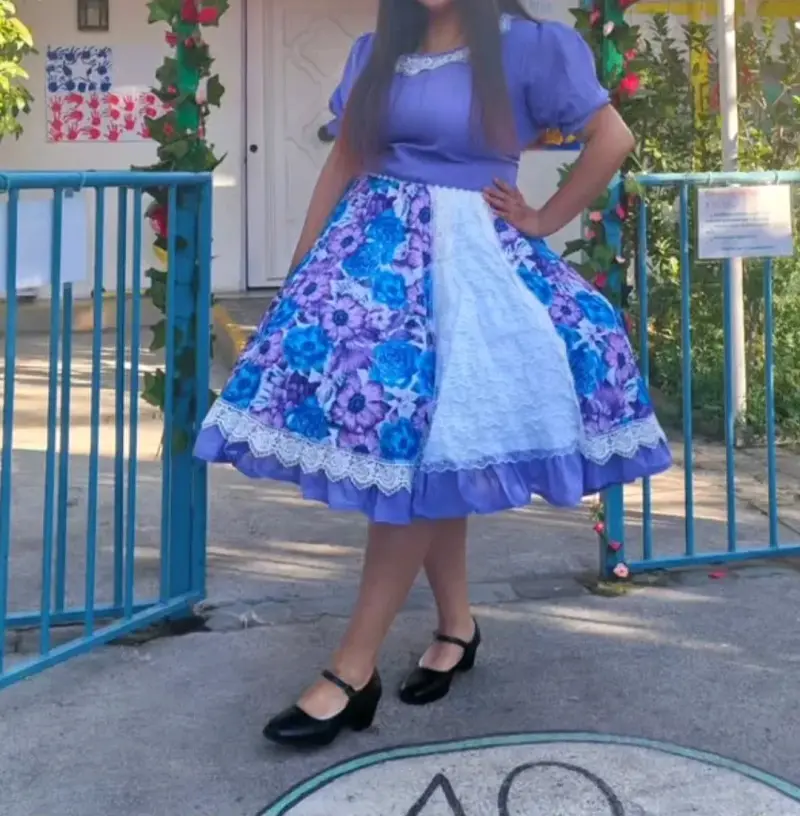 Vestido folclórico chileno con encaje floral - 1