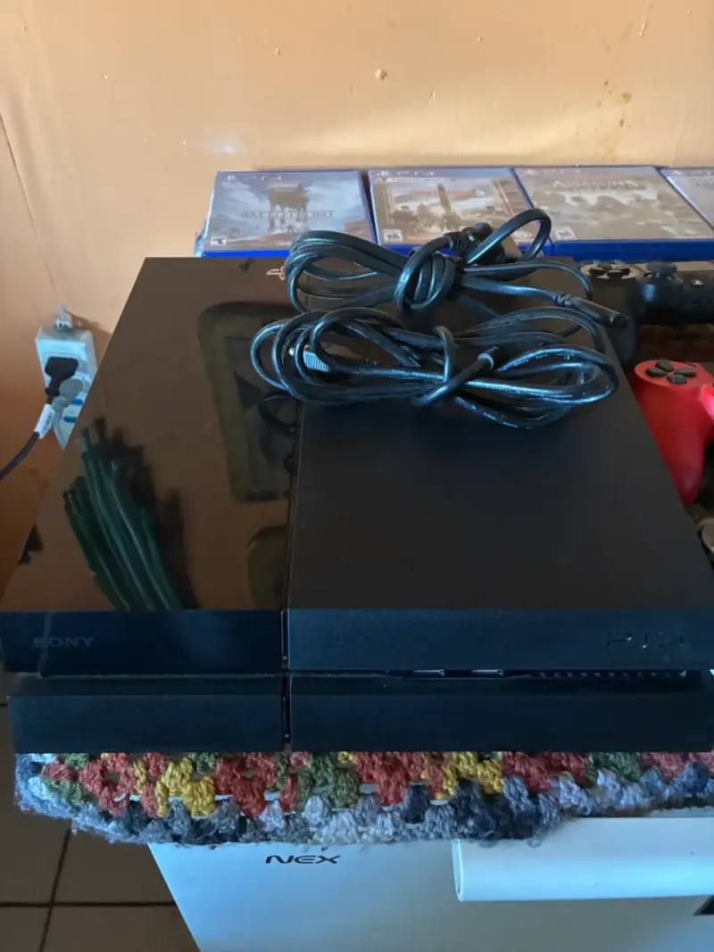 Consola Sony PS4 con juegos y controles - 1